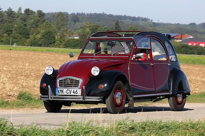 1200px-Citroën_2_CV_Charleston_(2015-08-29_3174_b)