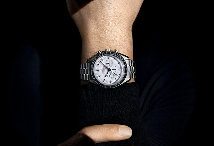 310.30.42.50.04.001_SP_ADV_MoonWhite_Wristshot_4_5_RVB-1568x1073